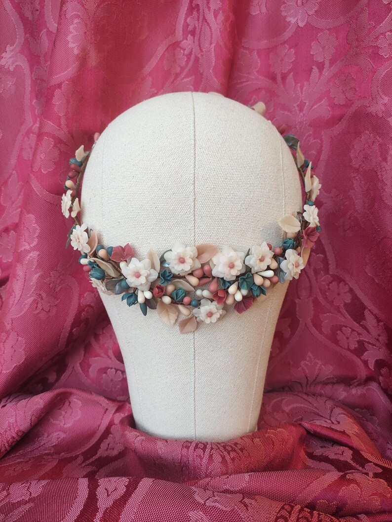 tocado trasero envolvente para niña de comunión o novia, con flores, pistilos y hojas de porcelana fría, tiara de novia, diadema de novia tocado trasero envolvente para niña de comunión o novia, con flores, pistilos y hojas de porcelana fría, tiara de novia, diadema de novia