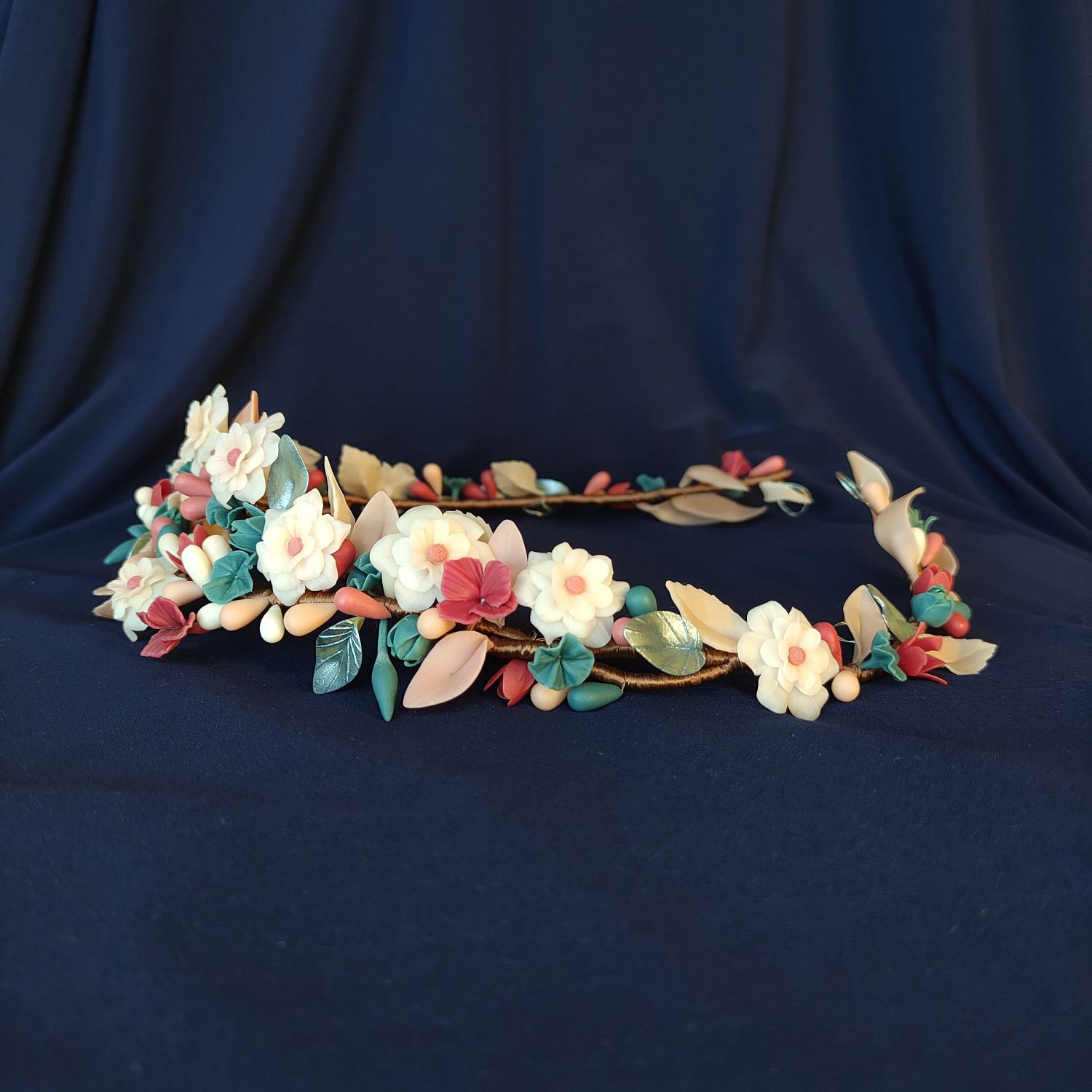 tocado pompei Lightweight bridal headpiece made by hand with cold porcelain flowers, designed for comfort and secure hold.