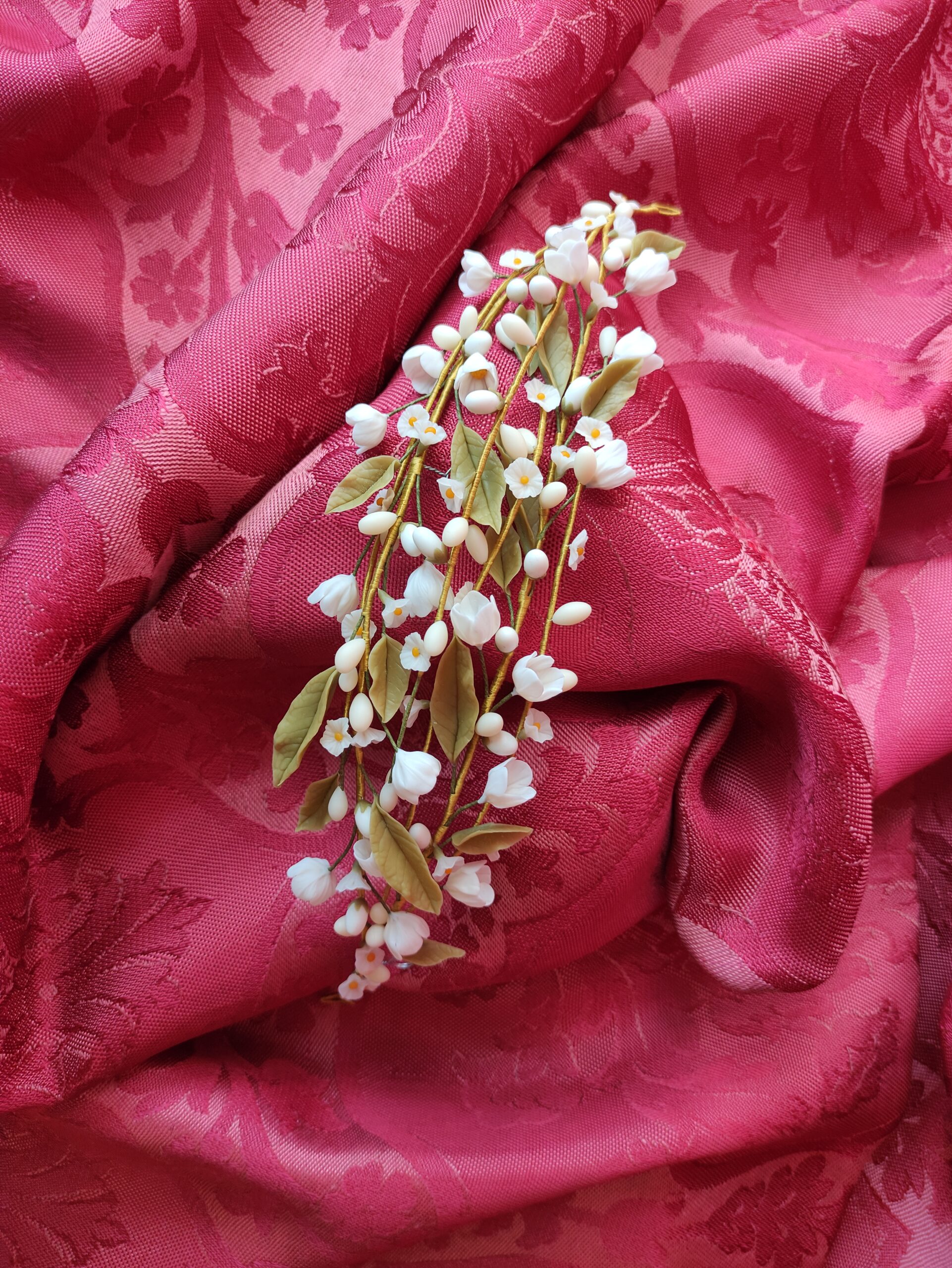 corona de novia con pequeñas flores blancas, hojas y pistilos, inspirada en las antiguas corona de cera francesas corona de novia con pequeñas flores blancas, hojas y pistilos, inspirada en las antiguas corona de cera francesas