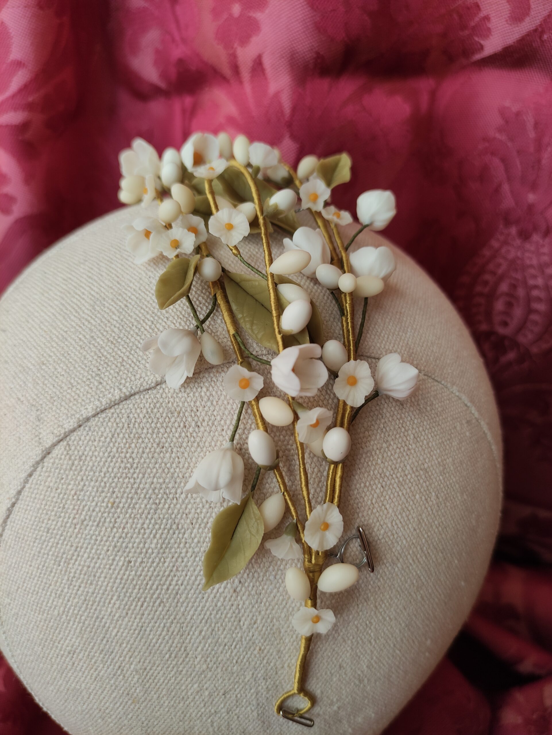 corona de novia con pequeñas flores blancas, hojas y pistilos, inspirada en las antiguas corona de cera francesas corona de novia con pequeñas flores blancas, hojas y pistilos, inspirada en las antiguas corona de cera francesas